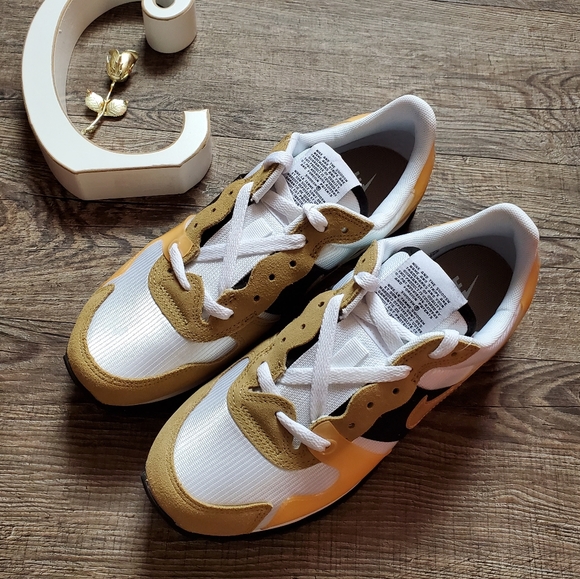 NEW Nike V. Love O.X. - Picture 3 of 8